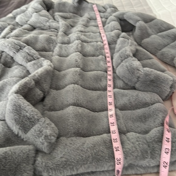 NWT (KENNETH Cole) long Faux coat size XS in very light gray - Picture 9 of 13